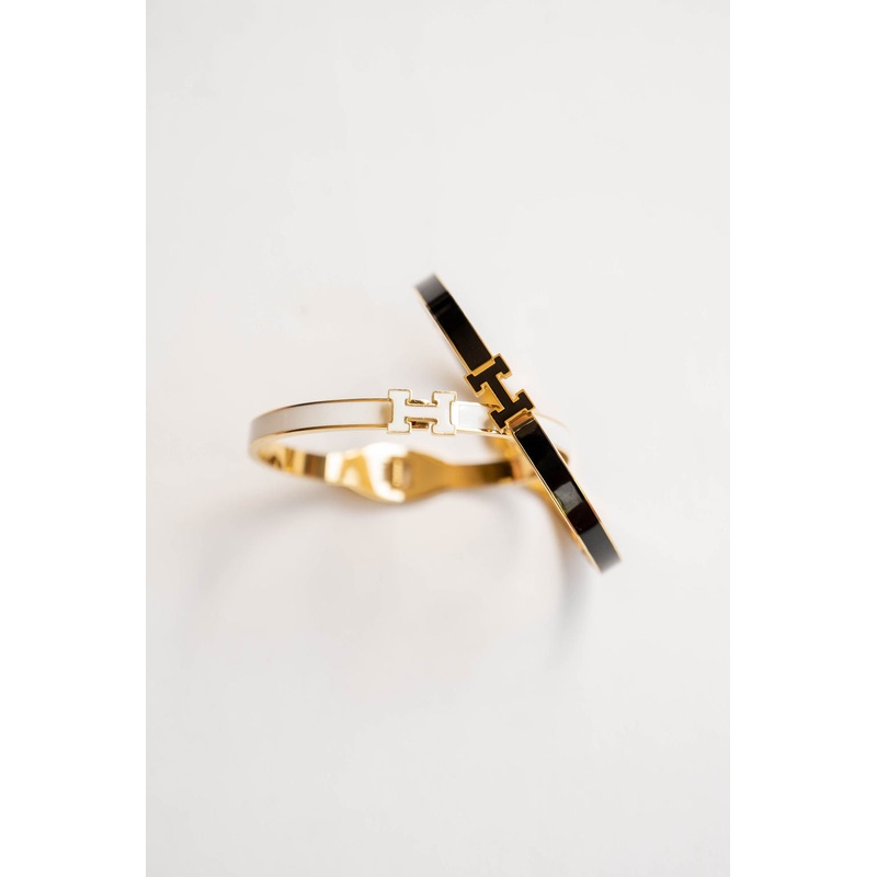 Sleek & Stylish Clamp Bracelet Black
